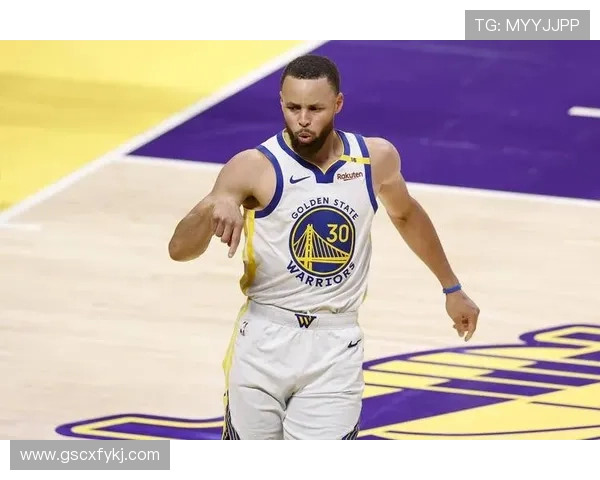 库里谈比赛开局表现不佳并分析队友对场上空间的影响